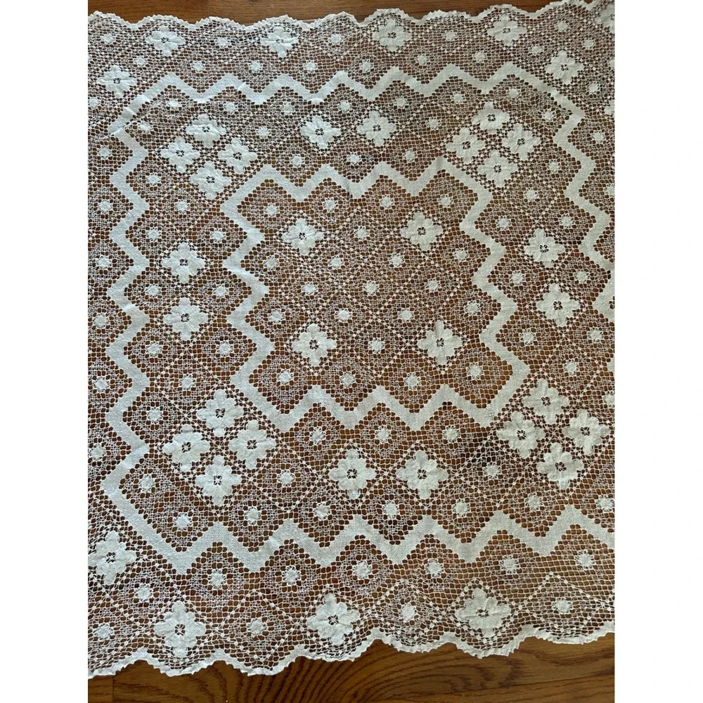 Vintage White Lace Tablecloth Square Floral Scalloped Edge Tea Table Topper